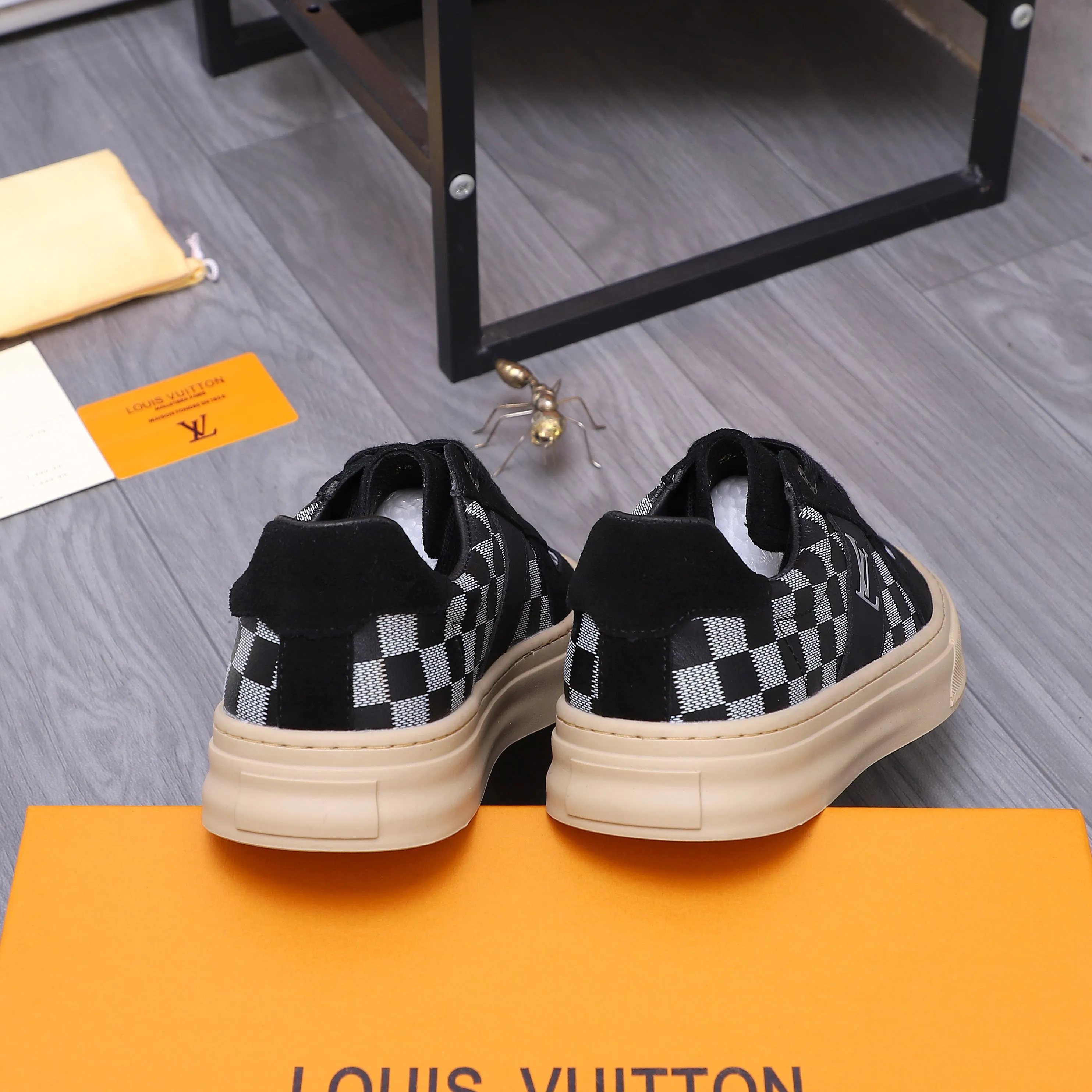 Men's shoes 💰p400 Product trademark: LV "Louis Vuitton" casual lace-up men's shoes Regular size: 38-44 Product materials: Selected matte cowhide stitching plaid cowhide upper, sheepskin lining, rubber outsole